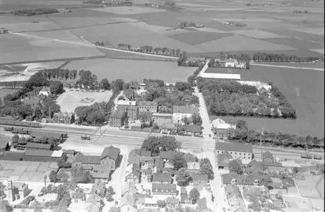Ett flygfoto i svart och vit som visar de centrala delarna av Teckomatorp, bilden är tagen 1935.